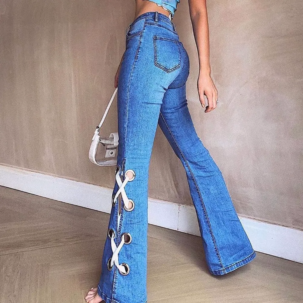 Någon intresserad av dessa jeans? Köpta för ett år sedan från Fashion Nova. Aldrig kommit till användning då de inte passar mig. Storlek 0 men jag skulle säga att de passar en S och uppåt. Väldigt stretcinga. Otroligt snygga att ha på sommaren. Snygga detaljer på benen. Vid intresse kan fler bilder skickas. Köpta för 350kr+ tull och frakt. . Jeans & Byxor.