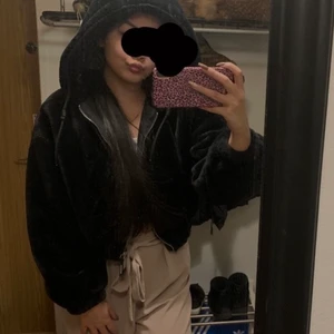 Bershka teddy/päls jacka - Storlek S. I nyskick , köparen står för frakt.