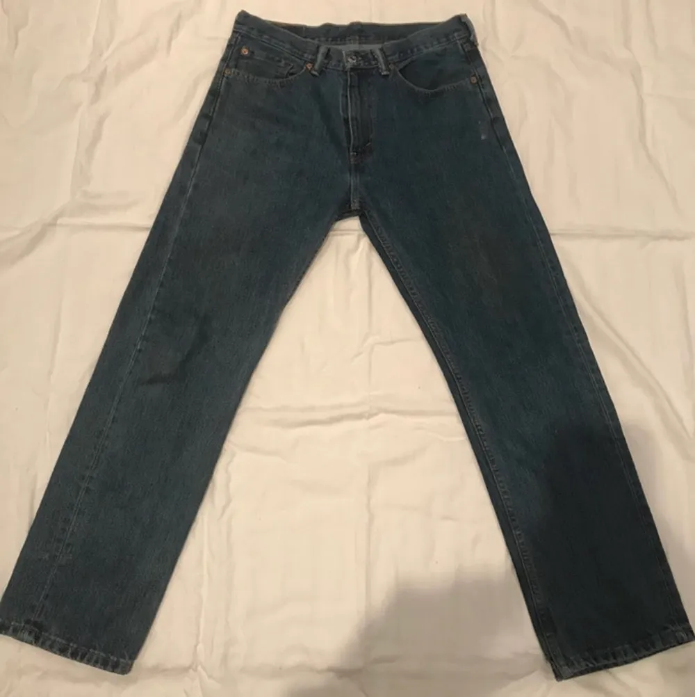 Mörkblå Levis jeans. Modell 505 storlek W32 L30. Jeans & Byxor.