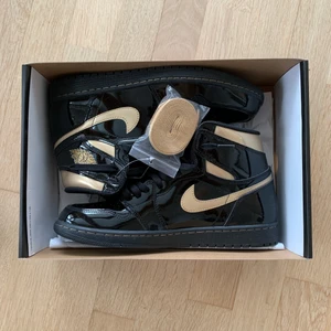 Air Jordan 1 High  - Black metallic 1’s i storlek 44,5. Helt oanvända med original box och extra snören:) 