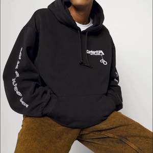 Jättesnygg och skön oversized hoodie från Carhartt, med tryck på baksidan. Helt ny aldrig använd i storlek XL. Nypris 1249kr 