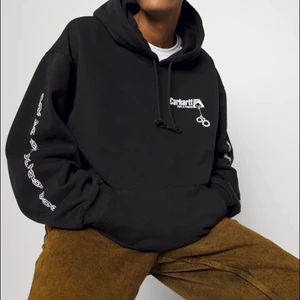 Carhartt hoodie - Jättesnygg och skön oversized hoodie från Carhartt, med tryck på baksidan. Helt ny aldrig använd i storlek XL. Nypris 1249kr 