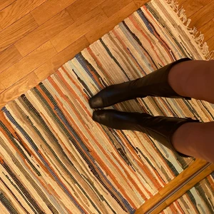 Svarta högklackade vintageboots - Ett par ursnygga vintage boots som är för stora för mig! Passar en större strl 38 eller 39! Från märket Tamaris men köpta second hand