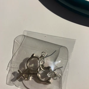 Kvinno symbols örhängen!  - Aldrig använd helt nyckel fria!