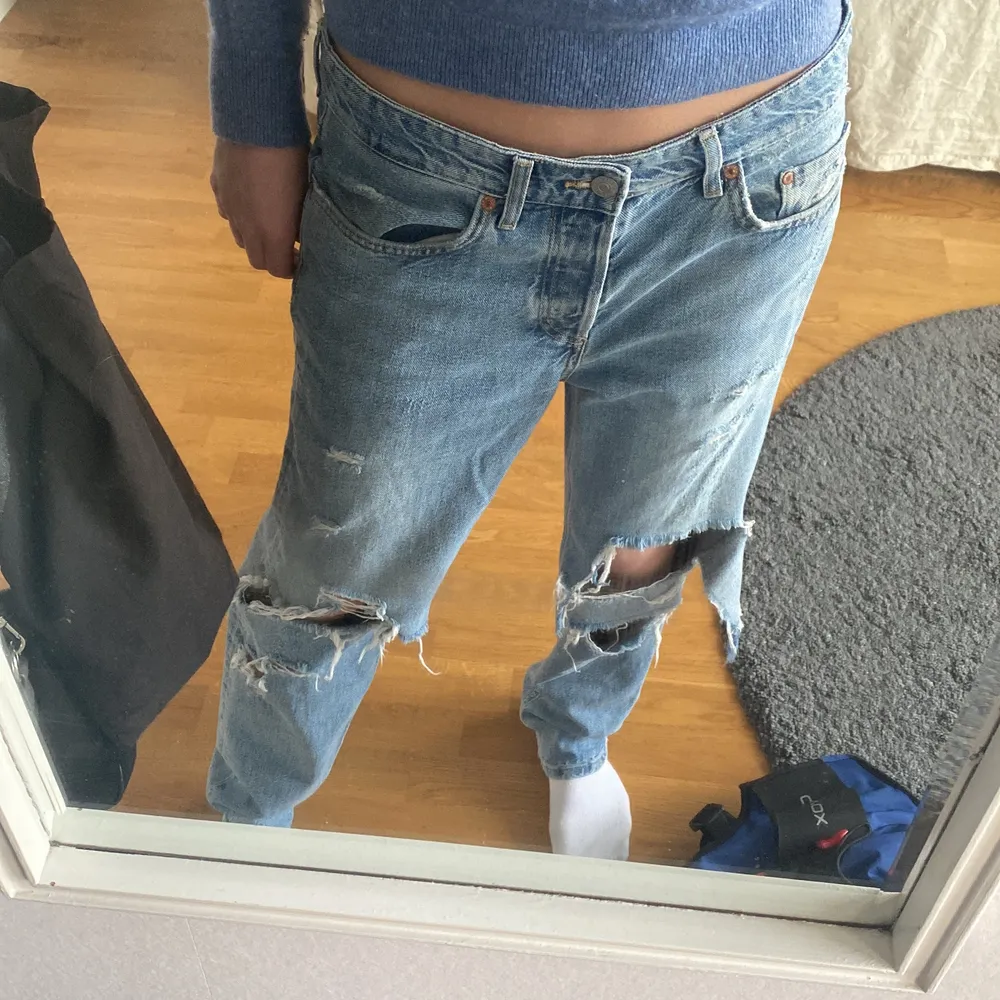 Intressekoll på dessa snygga lågmidjade jeans som är lite stora på mig. Jeans & Byxor.