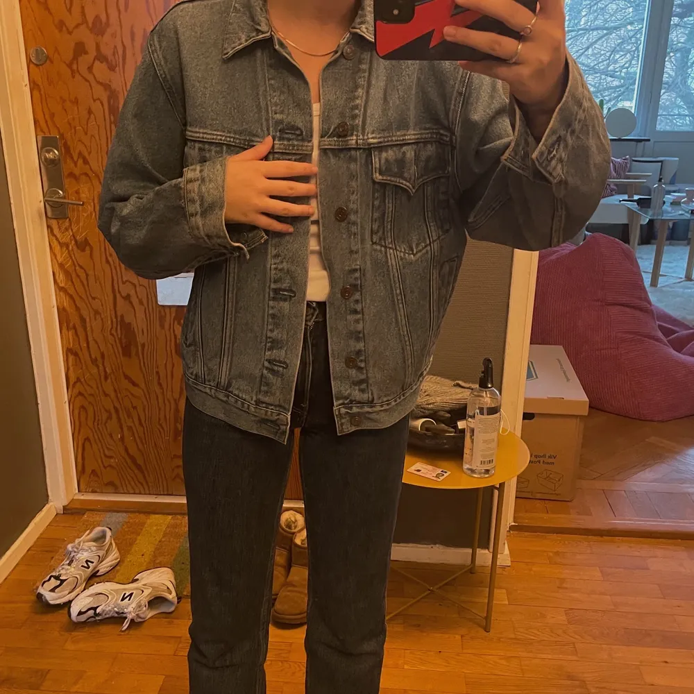 Vintage levi’s jeansjacka köpt secondhand men som är i ett väldigt bra skick!! Skulle väl säga att detta är en S/M, beror helt på önskad passform. Jackor.