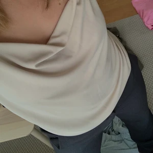 Beige linnetopp - Beige linne från Gina Tricot i strl M. Oanvänd med prislapp på. Köpt för 199:-. Säljer för 90:-.