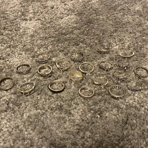 Ringar - 20st silver ringar, jätte bra kvalitet, jätte fina och passar väldigt bra, inte använda! (OBS! Man kan bara köpa alla ihop) (billigt pris pga frakten)