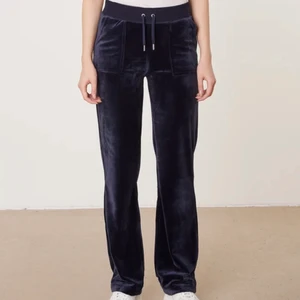 juciy couture byxor😇😇 - intressekoll på mina juciy couture byxor, skriv privat vid intresse!! Köptes för en månad sen från juciys egna hemsida så går ej under 800kr💙💙 KOLLA IN MINA ANDRA ANNONSER!! Om annonsen finns kvar så finns byxorna kvar!! BUD PÅ 1000kr!