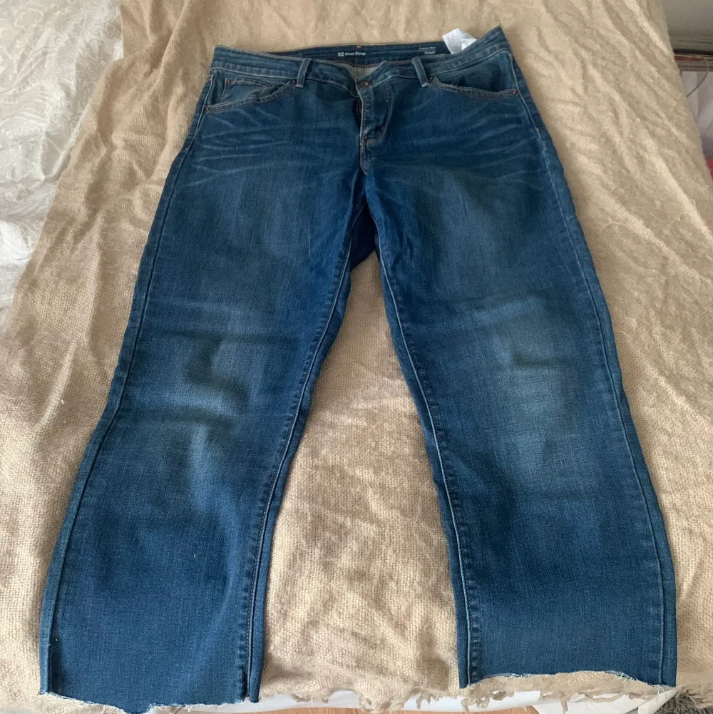 I princip oanvända Levi’s jeans i straight modell. Avklippta, använd fåtal gånger. Bra skick! 350 inklusive frakt. Jeans & Byxor.