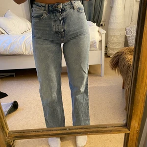 Bik bok jeans str 24 - Jeans från Bik bok sitter tajt i midjan! Storlek 24 vilket är minsta storleken. Jag bär vanligtvis xs-s eller 34 i andra byxor. 