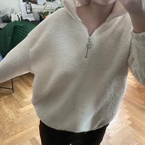 Mysig tröja  - Säljer denna galet mysiga teddy tröja💕💕 Perfekt att ha nu under vintern! Tröjan är i mycket gott skick och sitter lite oversized vilket så najs!!