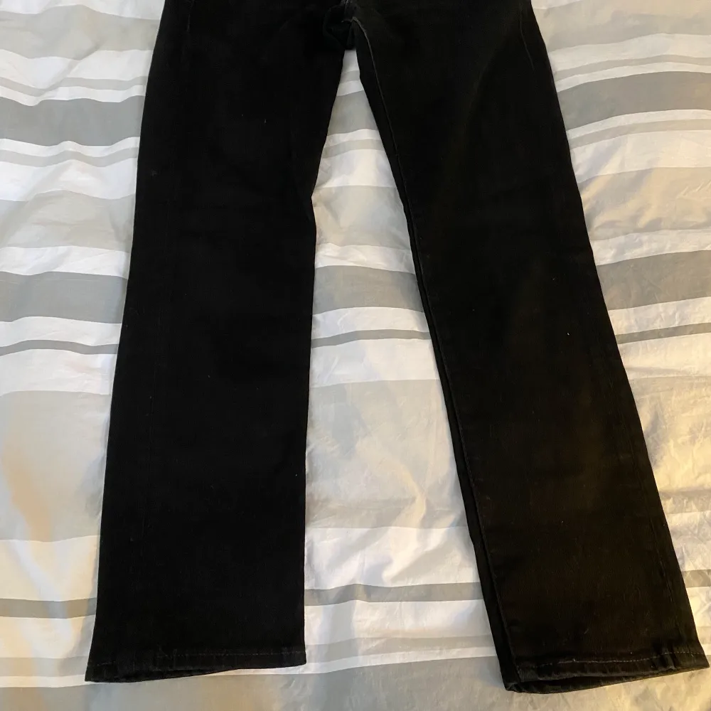 Snygga svarta Levi’s 511 herr model, använda men i fint skick näst intil ny skick. Säljer dem pga att dem är för små. Nypris 1000 kr säljer direkt köp 700kr men pris kan diskuteras.. Jeans & Byxor.