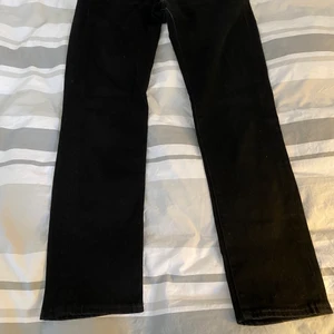 Levis 511 W32 L30 - Snygga svarta Levi’s 511 herr model, använda men i fint skick näst intil ny skick. Säljer dem pga att dem är för små. Nypris 1000 kr säljer direkt köp 700kr men pris kan diskuteras.
