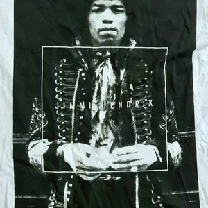 Jimmy Hendrix tshirt - vit JH tshirt från Amplified. sitter mer som M. 