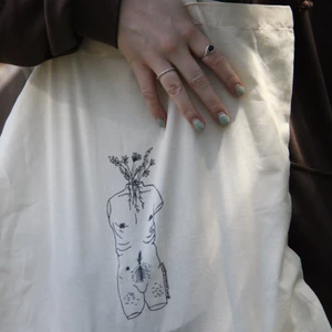 Tote bag father earth - JUST NU 20% RABATT Mitt UF-företag Artstract Fashion erbjuder bland annat denna fina tygkassen för att visa att alla kroppar är vackra oavsett hur de ser ut. Designen är handmålad och gjord av mig! Tygkassen är i 100% ekologisk bomull🌱 Mått: 38x42 cm