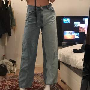 Fina jeans från weekday som jag har blekt själv, i modellen rail.