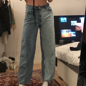 Blekta jeans - Fina jeans från weekday som jag har blekt själv, i modellen rail.