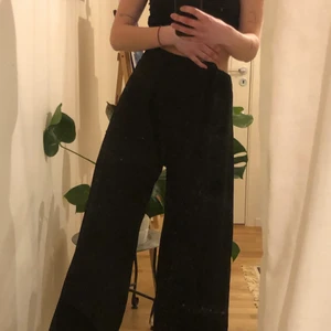 Kostymbyxor - Snygga vida kostymbyxor från secondhand som inte kommit till användning💗