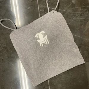 topp  - perfekta sommar toppen med lyxiga handmålade detaljer av oss på Xspray 