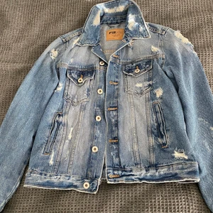  Jeansjacka  - Lite mörkare i verkligheten än bilden syns har använt max tio gånger sedan blev det för liten 