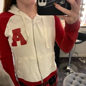 Luvtröja med dragkedja - Luvtröja med dragkedja från lager 157. Den passar perfekt och i bra kvalite. Kontakta mig vid intresse/frågor. Köparen står för frakten (66kr) & tar endast Swish✨