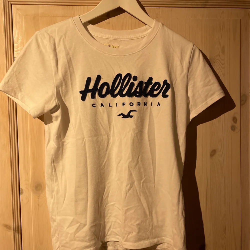 Fin Vit t-shirt använd ca 3 gånger. Hollister. Skicka dm vid intresse. Frakt tillkommer. 💗. T-shirts.