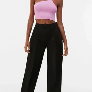 Kostymbyxor - Ett par svarta kostymbyxor med medelhög midja ifrån bershka som är använda ett fåtal gånger💕