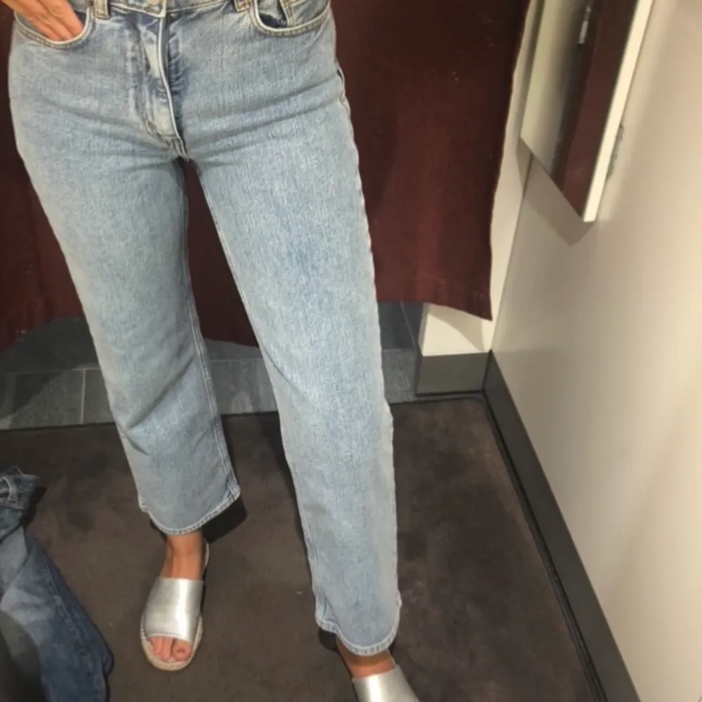 Säljer ett par Carin Wester jeans storlek 34! Sparsamt använda! Pris 250kr alternativt bud. Jeans & Byxor.