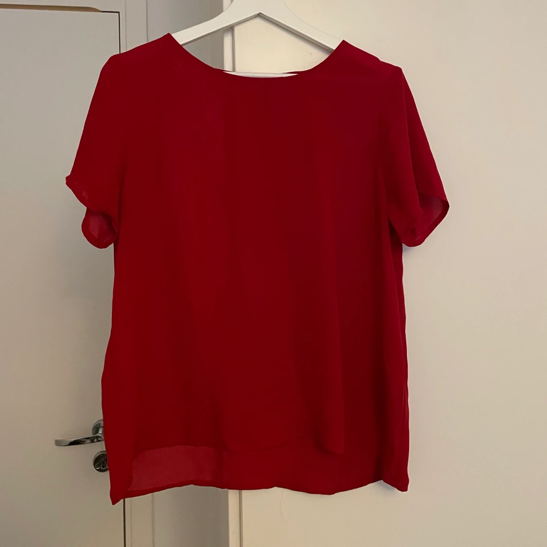 Röd blus med spets i ryggen