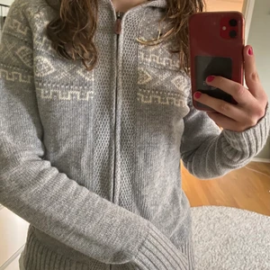 Stickad tröja - Mjuk stickad tröja ifrån Esprit! Köpt på sellpy för ett tag sen men är tyvärr inte längre min stil! Den har luva! Passar mig som har S men även Xs