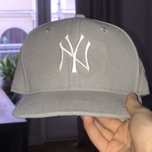 Grå New era keps  - En grå new era keps som är helt ny köpte men ångrade mig så nu vill jag sälja den! (Slutsåld för mesta).                   Barn storlek köp direkt 280kr