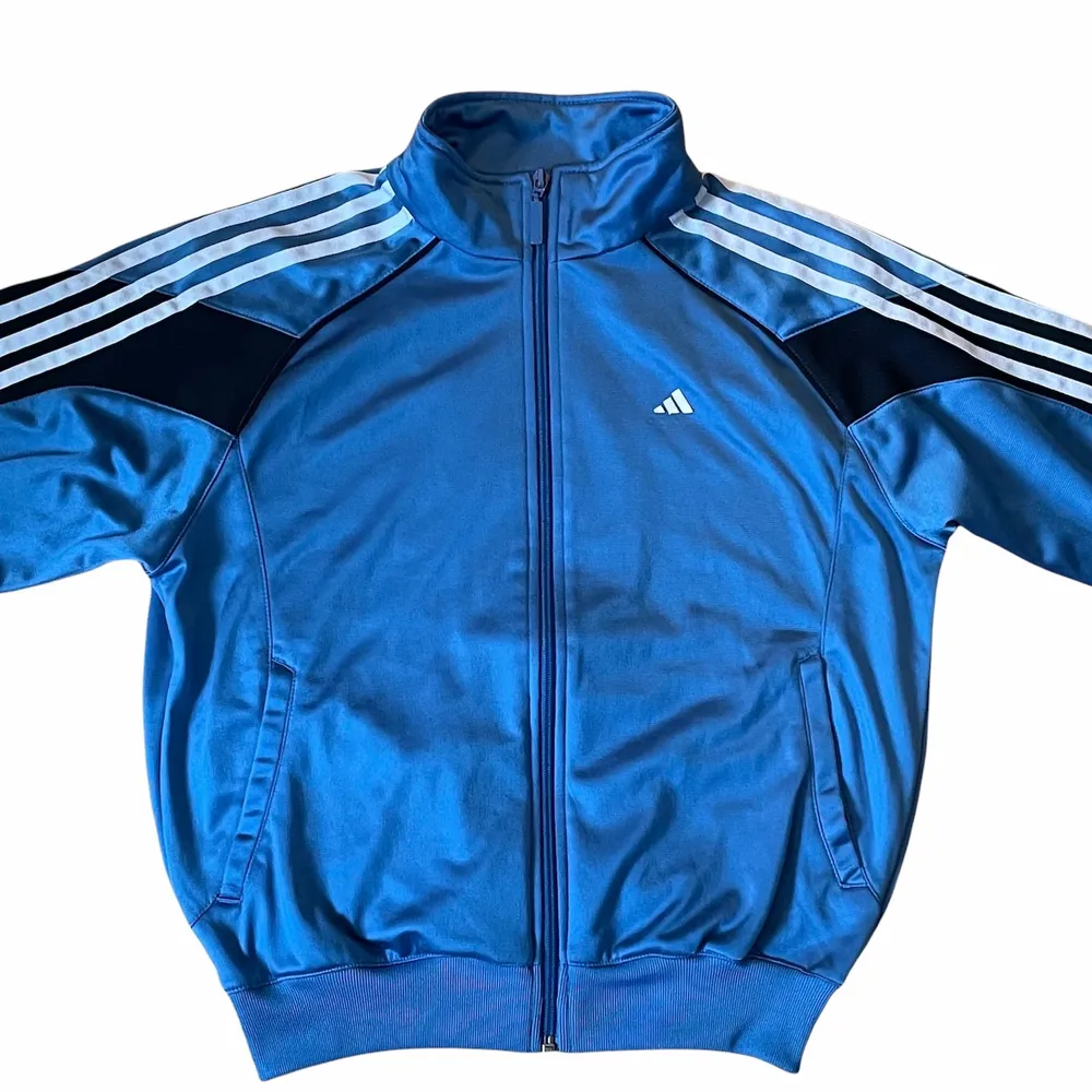 Superfin adidas zip-up, köpt second hand men i superfint skick! Storlek XL barn men passar XS/S 💙. Hoodies.