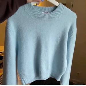 Stickad tröja - Så fin blå stickad tröja från & other stories.  Den är i storlek s men skulle söka att den passar XS-M. Den är i bra skick lite jobbig men inget man tänker på. Skicka privat för fler bilder eller vid funderingar ❤️ pris kanske kan diskuteras 