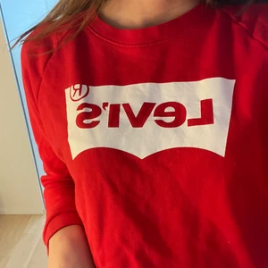 Levis Sweatshirt strl S - Jag säljer denna sweatshirt som inte kommer till användning, den är inte använd många gånger så den är i väldigt bra skick❤️ Frakt tillkommer
