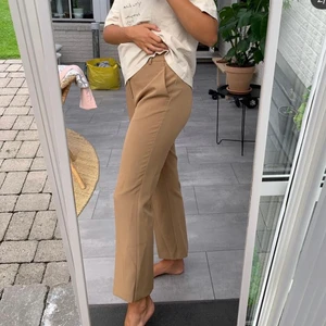 Kostymbyxa  - Schyssta snygga kostymbyxor i färgen brun från Gina tricot. Aldrig använda i storlek 38 