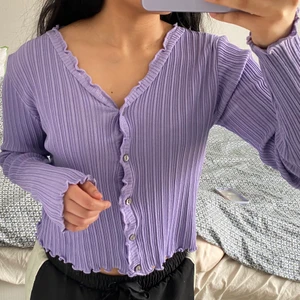 Lila stickad kofta - Söt kofta från en koreansk hemsida, Yesstyle. Storleken är one size men har själv stl s. Passar stl s-m. Djur finns i hemmet 