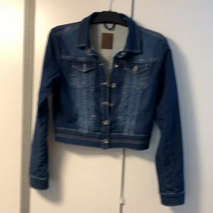 Jeansjacka - Jeansjacka i kortare modell från Soya Concept i storlek M. Köparen betalar frakten.