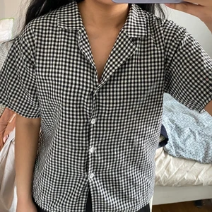 Kortärmad skjorta blus  - One size: Byst: 100 cm, Axelbredd: 44,5 cm, Längd: 61 cm, Ärmlängd: 18,5 cm. Köpt från koreanska hemsidan Yesstyle. Djur finns i hemmet