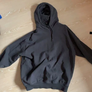 Hoodie -  Grå hoodie från Monki. Storlek S men sitter som L eller XL. Aldrig använd lappen sitter typ kvar. 