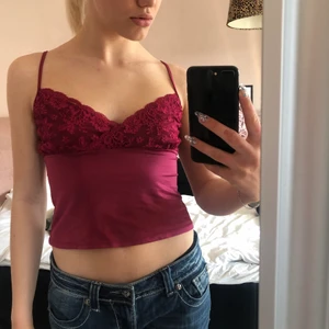 Vinrött linne med spets  - Köpt på secondhand aldrig använd av mig. Stretchig och bra skick. Skriv om ni har frågor! 