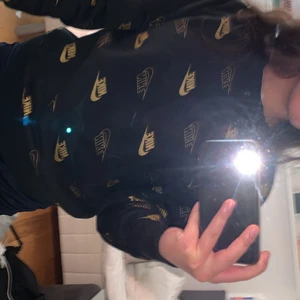 Nike sweatshirt - Säljer denna as coola Nike tröjan. Den är så mjuk och skön inuti. Storlek XS och passar mig perfekt. Har aldrig använt, lapp kvar. Endast när jag tog bilden. 💕 dma vid frågor. Pris kan diskuteras