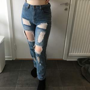 Ett par jättefina jeans med en del hål. Säljer dem då de tyvärr blivit förstora för mig:/ Om ni vill ha fler bilder är det bara att skriva🥰