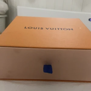 LV skärp  - Säljer nu mitt LV skärp som nästan inte är använt. Det finns 2 sidor då ena är svart och andra LV mönstret. Du kan välja båda sidorna. Köpt i Paris för 2 år sedan, för 4500kr har tyvärr inte kvittot kvar men boxen.