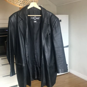 Skinnjacka - Säljer pga använder ej, har många skinnjackor. Vet ej om d är äkta? Det står Leather Wash only på den lilla lappen inuti. So i don’t know. Men aa skitgo. Det är en XL, alltså lite oversize. Jag e vanligtvis en S/M och på mig passar den skitbra.