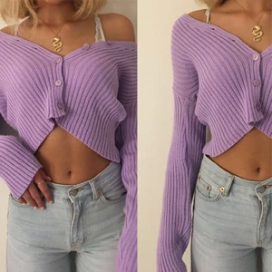 Lila kofta - Intressekoll för denna lila kofta med knappar! Bilden är gammal så tröjan är lite nopprig men ingen stor skillnad annars. Buda i kommentarerna 