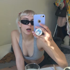 Solglasögon 90-tal modell - Solglasögon med silvriga sidor och smyckedetalj