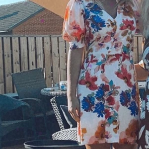 Blommig  klänning  - Blommig  klänning kort , använd 1 gång 