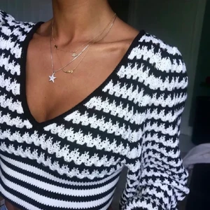 Zara randig stickad tröja - Intressekoll.den är helt ny och aldrig använd. Den är storlek xs men passar s också. Jättegullig nu tills sommaren och skit fin. Budgivning i komentarerna💞 budgivningen slutar TISDAG nästa vecka. Frakten räknas inte in i buden det lägger jag till sen! Frakten är runt 66💞💞