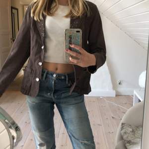 Kollar intresset på min bruna vintage jeansjacka! Köpt second hand men aldrig använd av mig💕 Passar allt från XS-M beroende på hur man vill att den ska sitta😊 Köpare står för frakt!